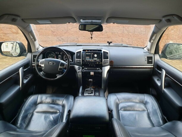 Toyota Land Cruiser J200 · Рестайлинг, 7 мест, 2012 г.