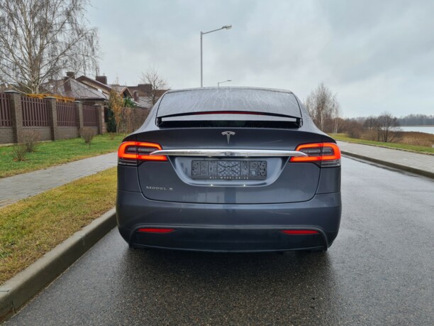 Tesla Model X, 7 мест, 2017 г.