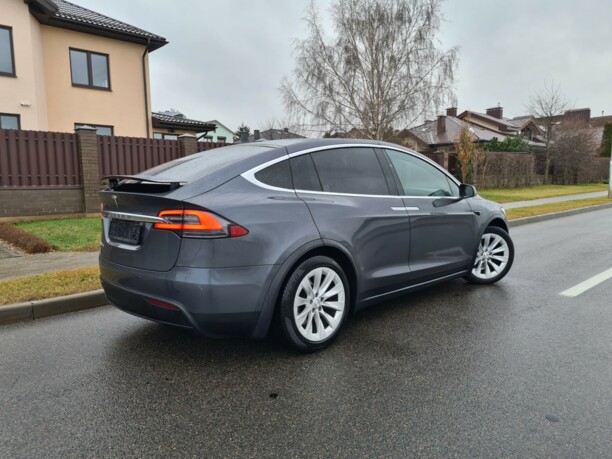 Tesla Model X, 7 мест, 2017 г.