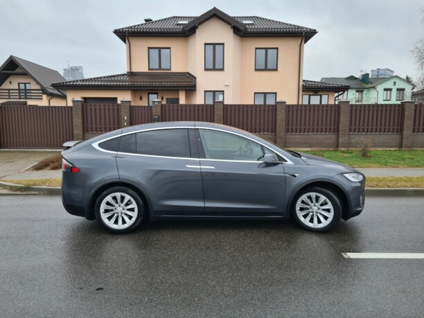 Tesla Model X, 7 мест, 2017 г.
