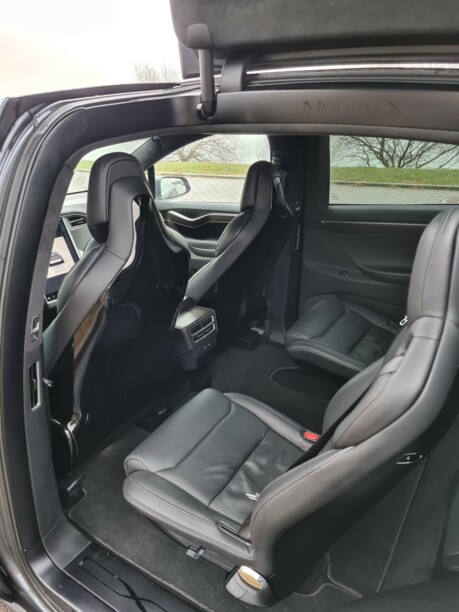 Tesla Model X, 7 мест, 2017 г.