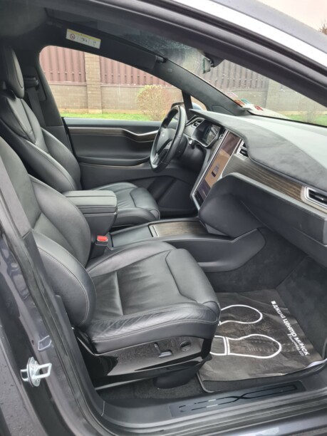 Tesla Model X, 7 мест, 2017 г.