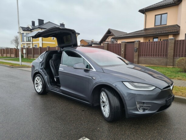 Tesla Model X, 7 мест, 2017 г.