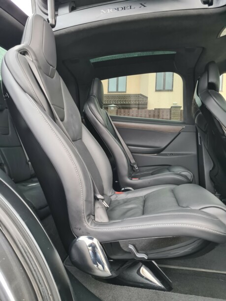 Tesla Model X, 7 мест, 2017 г.