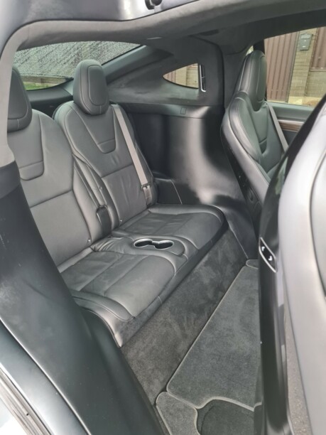 Tesla Model X, 7 мест, 2017 г.