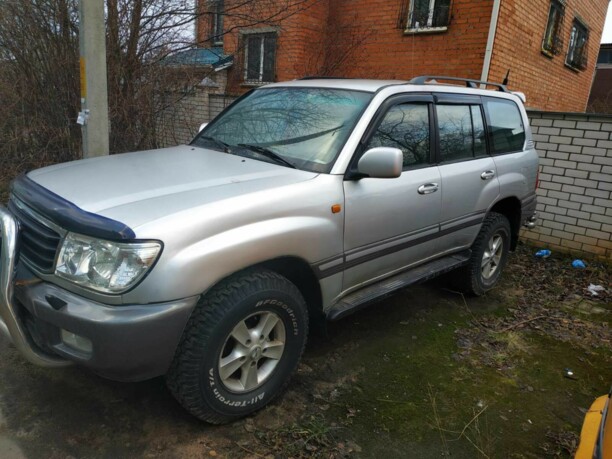 Toyota Land Cruiser J100, 7 мест, 2000 г.