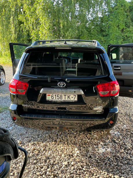 Toyota Sequoia II, 7 мест, 2010 г.