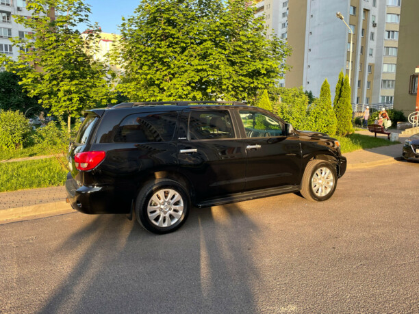 Toyota Sequoia II, 7 мест, 2010 г.