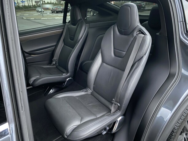 Tesla Model X, 7 мест, 2016 г.