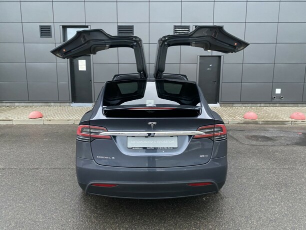 Tesla Model X, 7 мест, 2016 г.