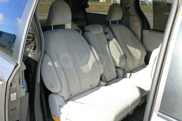 Toyota Sienna III (XL30), 7 мест, 2011 г.