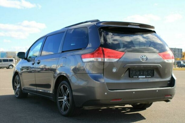 Toyota Sienna III (XL30), 7 мест, 2011 г.