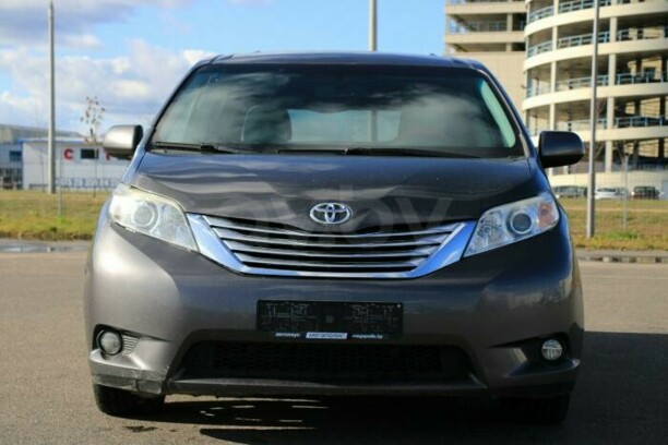 Toyota Sienna III (XL30), 7 мест, 2011 г.