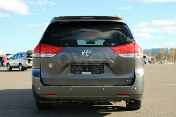Toyota Sienna III (XL30), 7 мест, 2011 г.