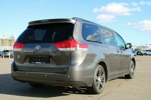 Toyota Sienna III (XL30), 7 мест, 2011 г.