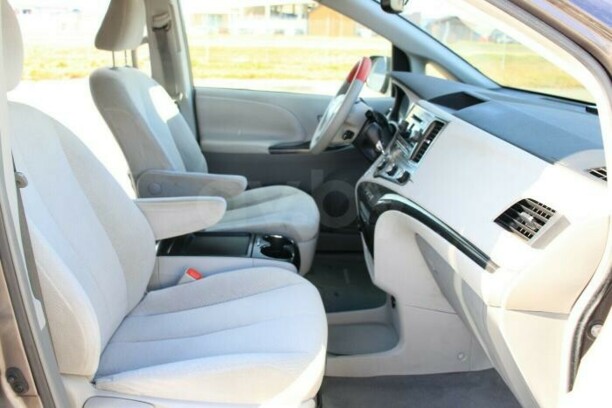 Toyota Sienna III (XL30), 7 мест, 2011 г.