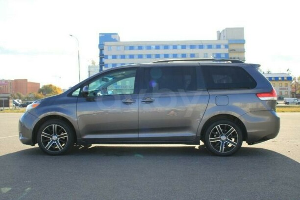 Toyota Sienna III (XL30), 7 мест, 2011 г.