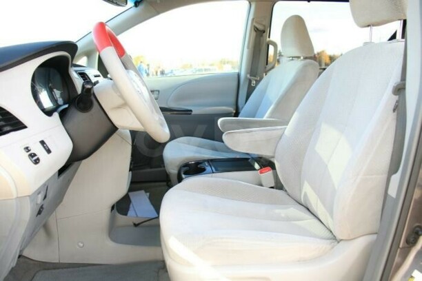 Toyota Sienna III (XL30), 7 мест, 2011 г.