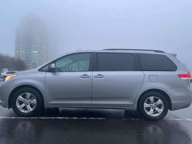 Toyota Sienna III (XL30), 7 мест, 2010 г.