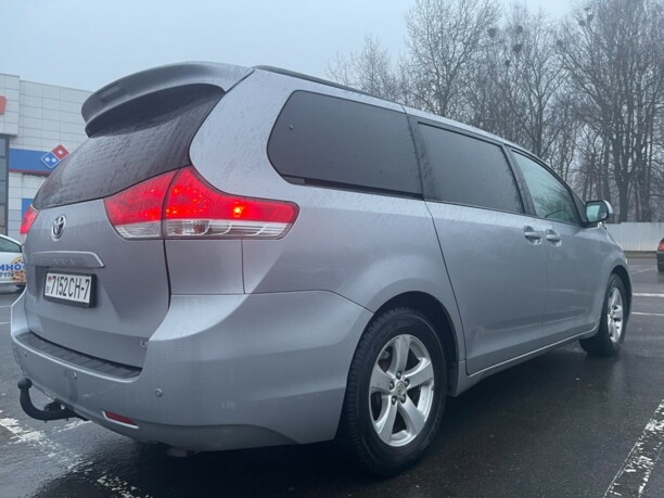 Toyota Sienna III (XL30), 7 мест, 2010 г.