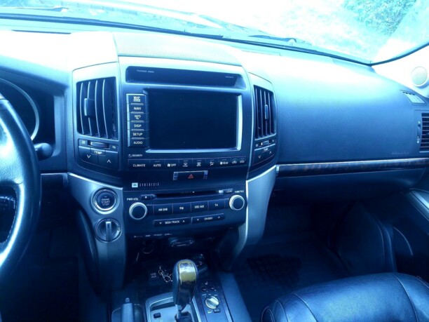Toyota Land Cruiser J200, 7 мест, 2011 г.