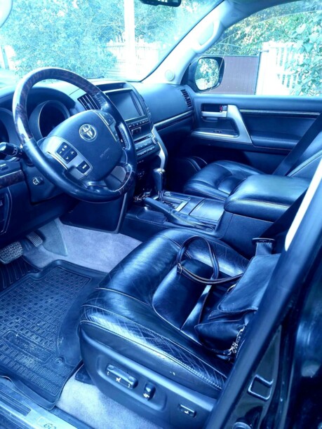Toyota Land Cruiser J200, 7 мест, 2011 г.