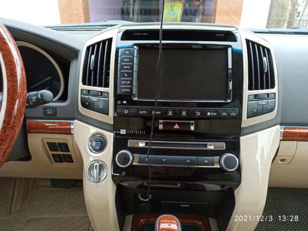 Toyota Land Cruiser J200, 7 мест, 2012 г.