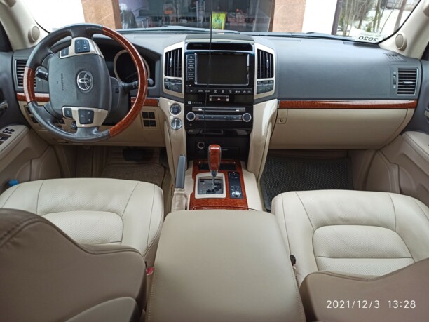 Toyota Land Cruiser J200, 7 мест, 2012 г.