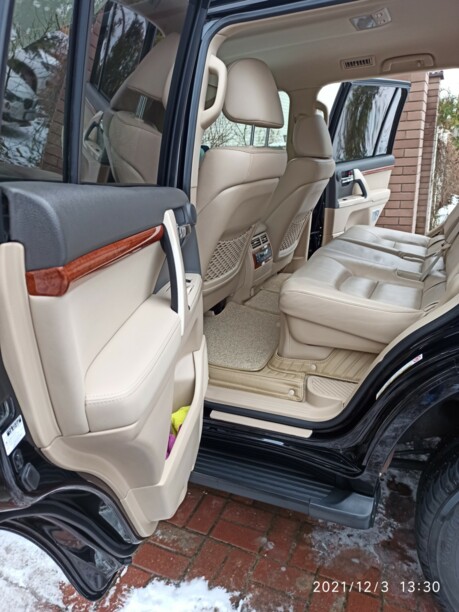 Toyota Land Cruiser J200, 7 мест, 2012 г.