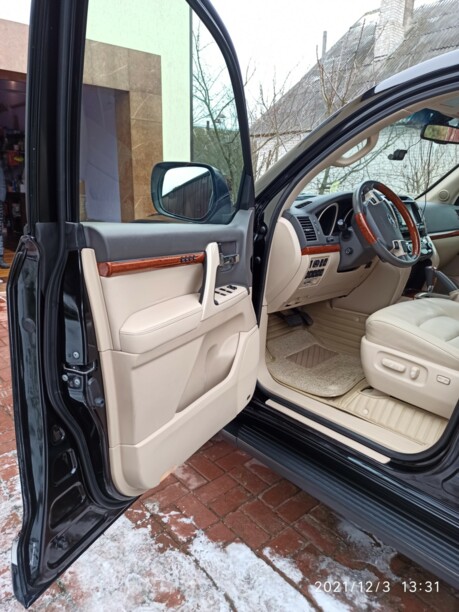 Toyota Land Cruiser J200, 7 мест, 2012 г.