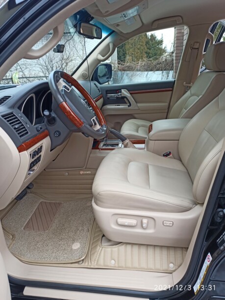 Toyota Land Cruiser J200, 7 мест, 2012 г.