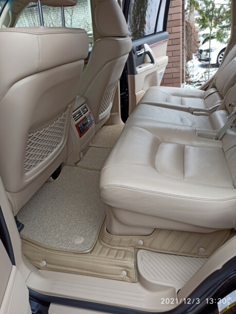 Toyota Land Cruiser J200, 7 мест, 2012 г.