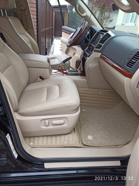 Toyota Land Cruiser J200, 7 мест, 2012 г.
