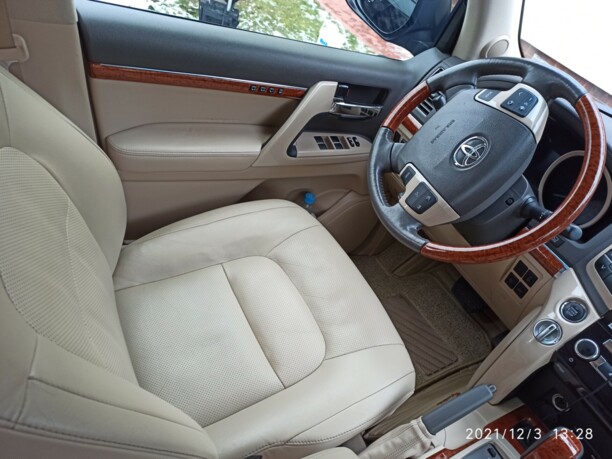 Toyota Land Cruiser J200, 7 мест, 2012 г.