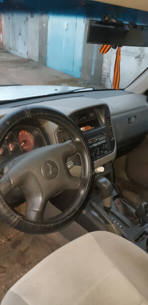 Mitsubishi Montero III, 7 мест, 2000 г.
