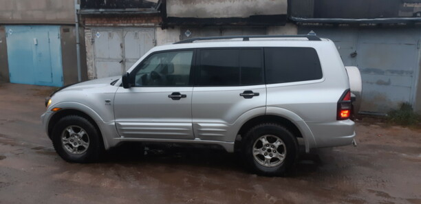 Mitsubishi Montero III, 7 мест, 2000 г.