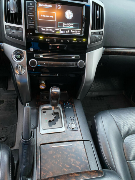 Toyota Land Cruiser J200 · Рестайлинг, 7 мест, 2015 г.