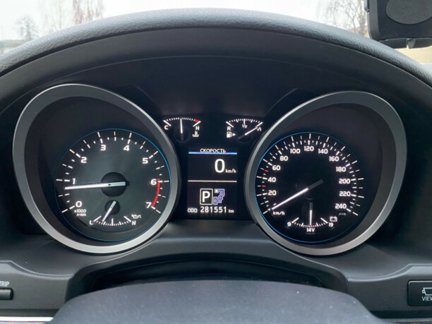 Toyota Land Cruiser J200 · Рестайлинг, 7 мест, 2015 г.