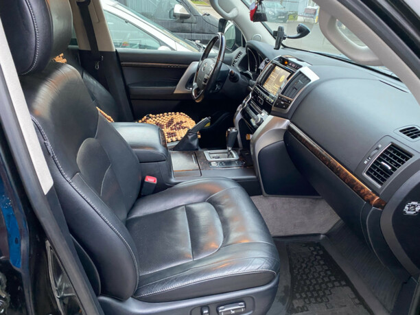 Toyota Land Cruiser J200 · Рестайлинг, 7 мест, 2015 г.