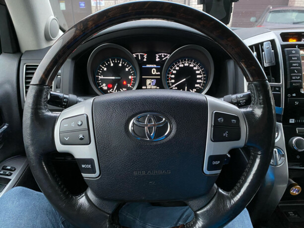 Toyota Land Cruiser J200 · Рестайлинг, 7 мест, 2015 г.