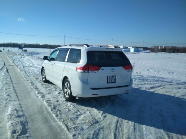 Toyota Sienna III (XL30), 7 мест, 2011 г.