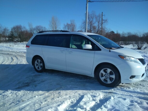 Toyota Sienna III (XL30), 7 мест, 2011 г.