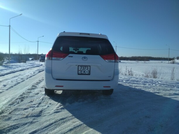 Toyota Sienna III (XL30), 7 мест, 2011 г.