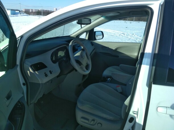 Toyota Sienna III (XL30), 7 мест, 2011 г.