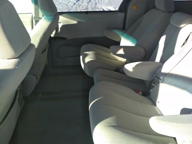 Toyota Sienna III (XL30), 7 мест, 2011 г.