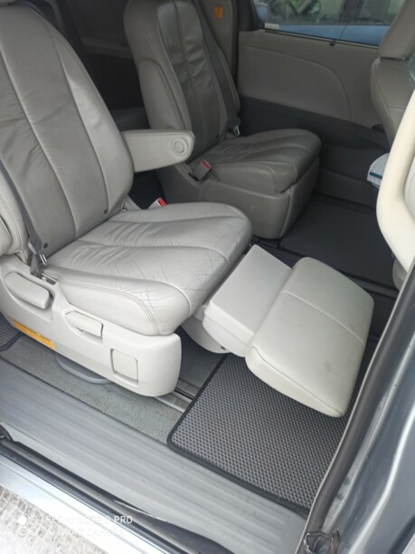 Toyota Sienna III (XL30), 7 мест, 2010 г.