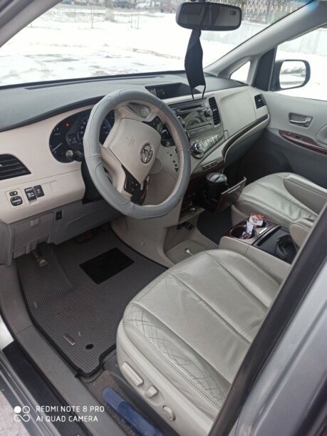 Toyota Sienna III (XL30), 7 мест, 2010 г.