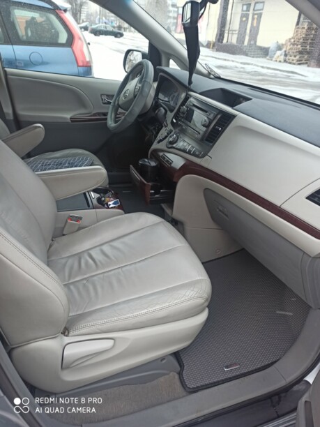 Toyota Sienna III (XL30), 7 мест, 2010 г.
