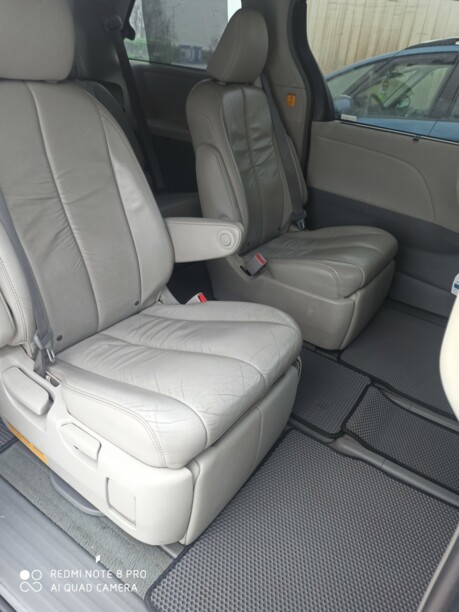 Toyota Sienna III (XL30), 7 мест, 2010 г.