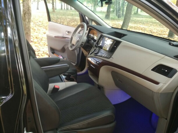 Toyota Sienna III (XL30), 7 мест, 2011 г.